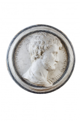 937.  Tondo con un busto de Adriano de perfil en bajo relieve en mármol con marco de madera estucada y policromada.S. XIX