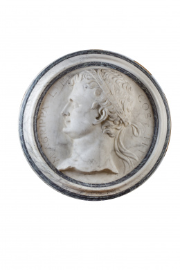938.  Tondo con un busto de Agripa de perfil en bajo relieve en mármol con marco de madera estucada y policromada.S. XIX