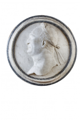 941.  Tondo con un busto de Julio César en bajo relieve en mármol con marco de madera estucada y policromada.S. XIX.