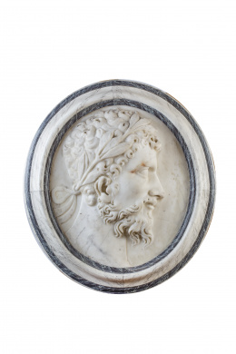 939.  Tondo con un busto clásico en bajo relieve en mármol con marco de madera estucada y policromada.S. XIX