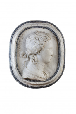 940.  Tondo con un busto clásico en bajo relieve en mármol con marco de madera estucada y policromada.S. XIX