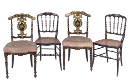 924.  Juego de cuatro sillas isabelinas de madera lacada y dorada, S. XIX. Dos en buen estado, una con la pata rota y otra sin pata.