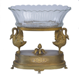 1075.  Centro imperio en bronce dorado y cincelado con recipiente en cristal tallado, a la manera de Thomire.Trabajo francés, S. XIX.