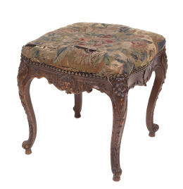 1317.  Banqueta de estilo regencia de madera de nogal tallado con tapicería original.Trabajo francés, S. XIX.