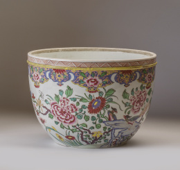 1128.  "Cache-pot", con esmaltes de la familia rosa.Trabajo chino para la exportación, ff. del S. XVIII.