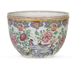 563.  Centro de porcelana con esmaltes de la familia rosa.Trabajo chino para la exportación, ff. del S. XVIII.