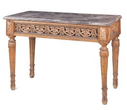 1039.  Consola Luis XVI en madera de nogal tallada con friso calado, la tapa de mármol.Trabajo francés, finales del S. XVIII.
