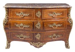 560.  Jean Michel Tairraz*.Cómoda "tombeau" en palo rosa, palo de violeta y bronce dorado aplicado. Estampillada "Tairraz".Lión, Francia, S. XVIII.