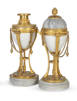 979.  Pareja de candeleros, Luis XVI en mármol, porcelana y montados en bronce dorado, rematados en pies de bóvido.Trabajo francés, h. 1800.