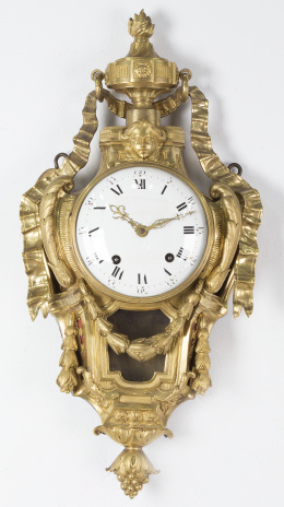 969.  Reloj cartel de pared Luis XVI en bronce dorado.Trabajo francés, h. 1800.