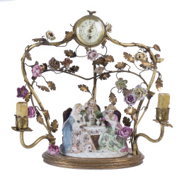 976.  Reloj Luis XV en porcelana y bronce dorado.Trabajo francés, S. XVIII.