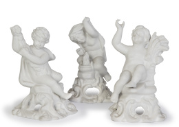 974.  Lote de figuras en porcelana vidriada, Árcángel y dos figuras clásicas, S. XVIII-XIX