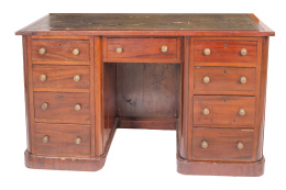 977.  Pedestal desk de madera con tapa de pielTrabajo inglés, S. XIX-XX.