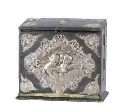 895.  Caja escritorio para correspondencia en piel y plata, S. XVIII.