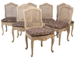 951.  Juego de diez sillas de estilo Luis XV de madera tallada y policromada, S. XX.