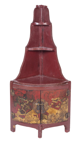 675.  Mueble esquinero lacado en rojo ycerradura de metal grabado.Inglaterra, S. XX.