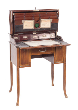 891.  Escritorio de campaña en madera e interior compartimentado, pp. del S. XX.