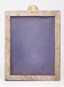 976.  Marco de fotos de plata con decoración repujada con corona real grabada, pp. del S. XX