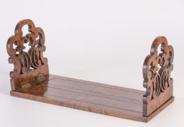 967.  Estantería de madera de raíz, trabajo inglés