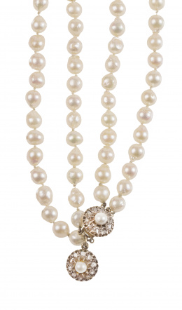 119.  Collar de pp. S. XX con dos hilos de perlas cultivadas y cierre de doble rosetón con perla central orlada de diamantes