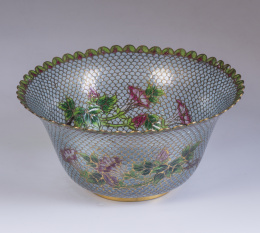 1165.  Cuenco de cristal y metal con motivos florales esmaltados.Trabajo chino, ffs. del S. XIX.