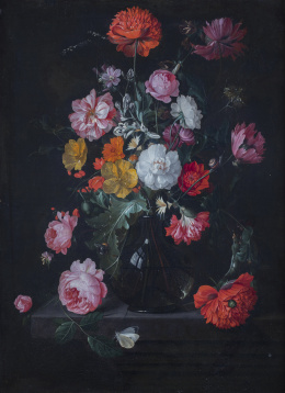 785.  CORNELIS DE HEEM (Leyden, 1631 - Amberes, 1695)Rosas, gardenias, peonías y otras flores con insectos en un jarrón de cristal sobre un estante de piedra