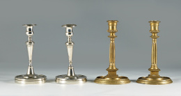 895.  Pareja de candeleros en bronce dorado, S. XVIII..