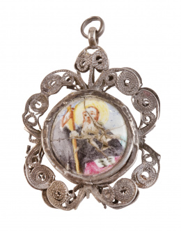 15.   Colgante con esmalte de Santo S. XVIII-XIX en marco de filigrana de plata