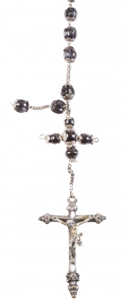 65.  Rosario S. XVII-XVIII con cuentas de azabache tallado en forma de calabaza y crucifijo en plata