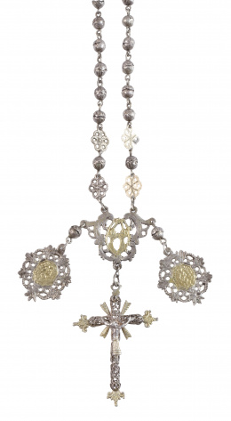 53.  Rosario S. XVII-XVIII en plata con cuentas de dobles capuchones de hojas