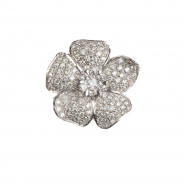 335.  Sortija con diseño de completamente cuajada de brillantes con cinco pétalos rodeando rosetón central