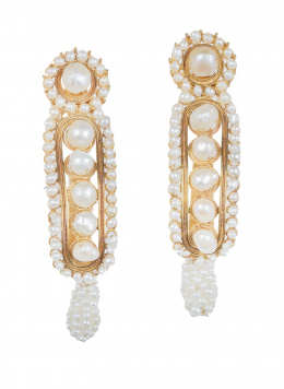 24.  Pendientes largos de perlas de aljófar y filigrana de oro, en diseño de banda curva con racimo de perlas colgantes