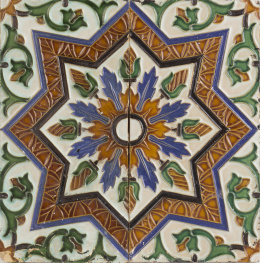667.  Dos azulejos de cerámica de arista, con formas geométricas y vegetales.Triana, S. XVIII - XIX.