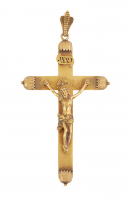 69.  Crucifijo colgante portugués S.XIX con Cristo en bulto redondo y remates aplicados en forma de flor de oro mate