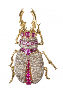 307.  Broche en forma de escarabajo completamente cuajado de diamantes, con rubíes adornado cabeza y línea entra las alas de diamantes