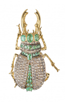 308.  Broche en forma de escarabajo completamente cuajado de diamantes, con rubíes adornado cabeza y línea entra las alas de diamantes