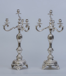 1204.  Pareja de candelabros de tres brazos de luz de plata en su color, marcados.B y R, Barcelona, S. XIX - XX. 