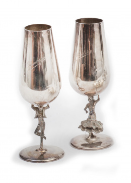 655.  Pareja de copas de plata con los nombres grabados de "Rodrigo" y "María", vástago modelado en una flamenca y un hombre de traje corto.