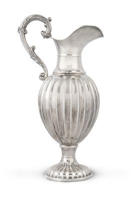 1337.  Jarro de plata gallonada con asas con hojas. Con marcas.España, S. XX.