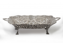 664.  Panera de plata, con alero caldo de flores y tornapuntas de "c". Con marcas.S. XX.