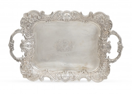 755.  Bandeja de estilo Luis XV de plata con decoración repujada en el alero. Con marcas, ley 900.S. XX.