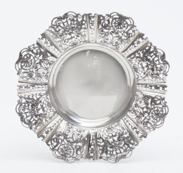 1258.  Panera de plata con alero de decoración renacentista. Con marcas.España, S. XX.