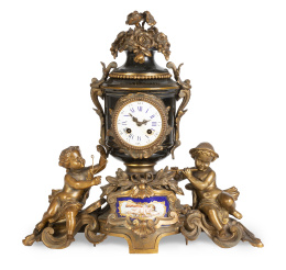 646.  Reloj de sobremesa Napoleón III de bronce dorado y porcelan