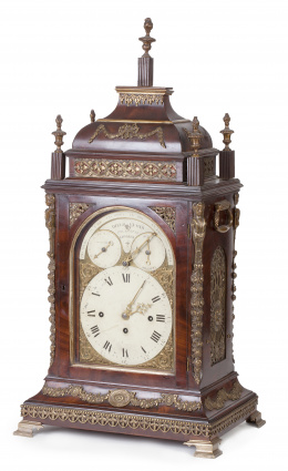962.  Reloj Bracket Jorge III de madera de caoba y bronce aplicados. Firmado en la esfera "Diego Evans*, Bolsa Real".Para el mercado español, Londres, h. 1790.