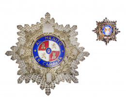 372.  Medalla condecoración cruz de guerra al mérito en campaña y miniatura de solapa de la placa al mérito en campaña 