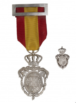 378.  Medalla y miniatura de solapa del Instituto Nacional de Previsión en plata de 1908