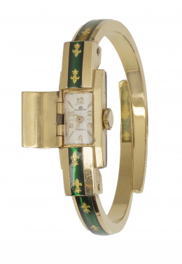 395.  Reloj BUCHERER plaqué or con línea de esmalte verde decorado con flores de lys doradas
