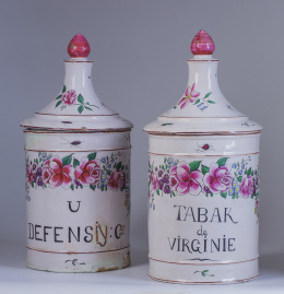 637.  Pareja de botes de farmacia con decoraciones de flores e insectos.Francia, S. XIX.