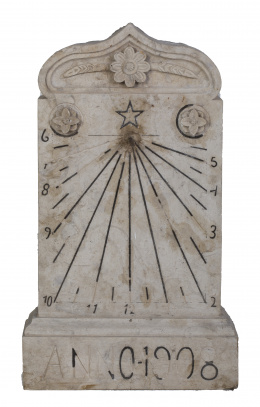 731.  Reloj de sol en mármol, fechado en 1908.
