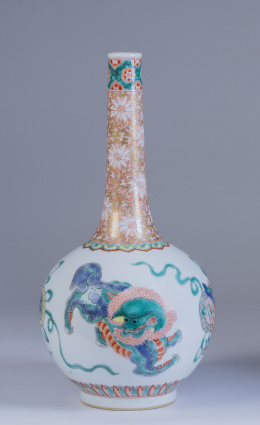 578.  Botella en porcelana esmaltada y dorada con decoración de dragones. Marcado en la base con doble círculoChina, S. XX.